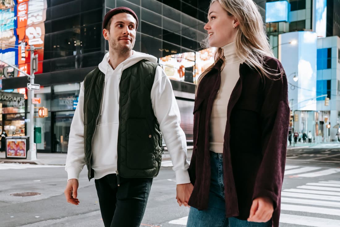 Casal caminhando pela Times Square